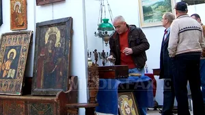 Parfumul altor epoci, grijile cotidianului şi poveşti felurite, în magazinele anticarilor