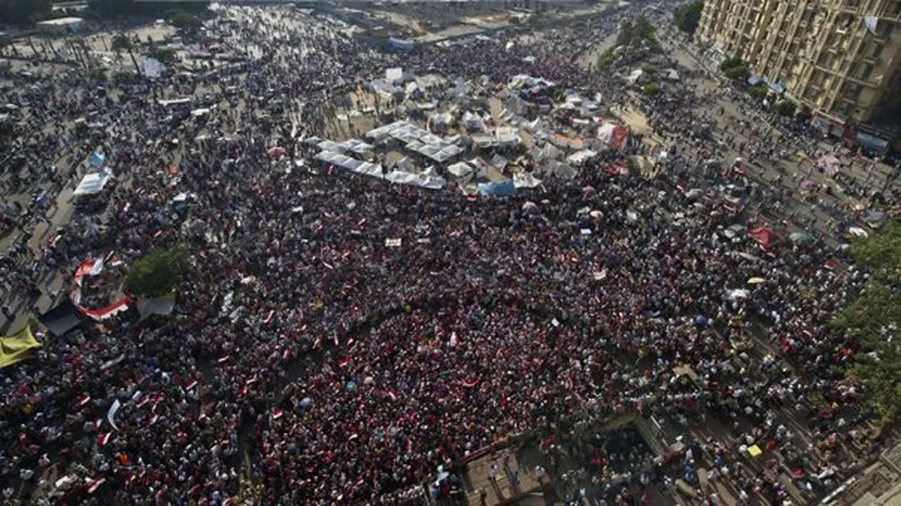 PROTESTE de proporţii în EGIPT - Armata AVERTIZEAZĂ: Constituţia va fi SUSPENDATĂ. Morsi s-a întâlnit cu şeful Statului Major - VIDEO