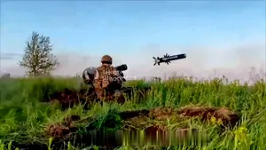 Arma cu care Ucraina a făcut praf infanteria lui Putin. Efectele distructive ale unei rachete Javelin FGM-148 asupra unui tanc rusesc