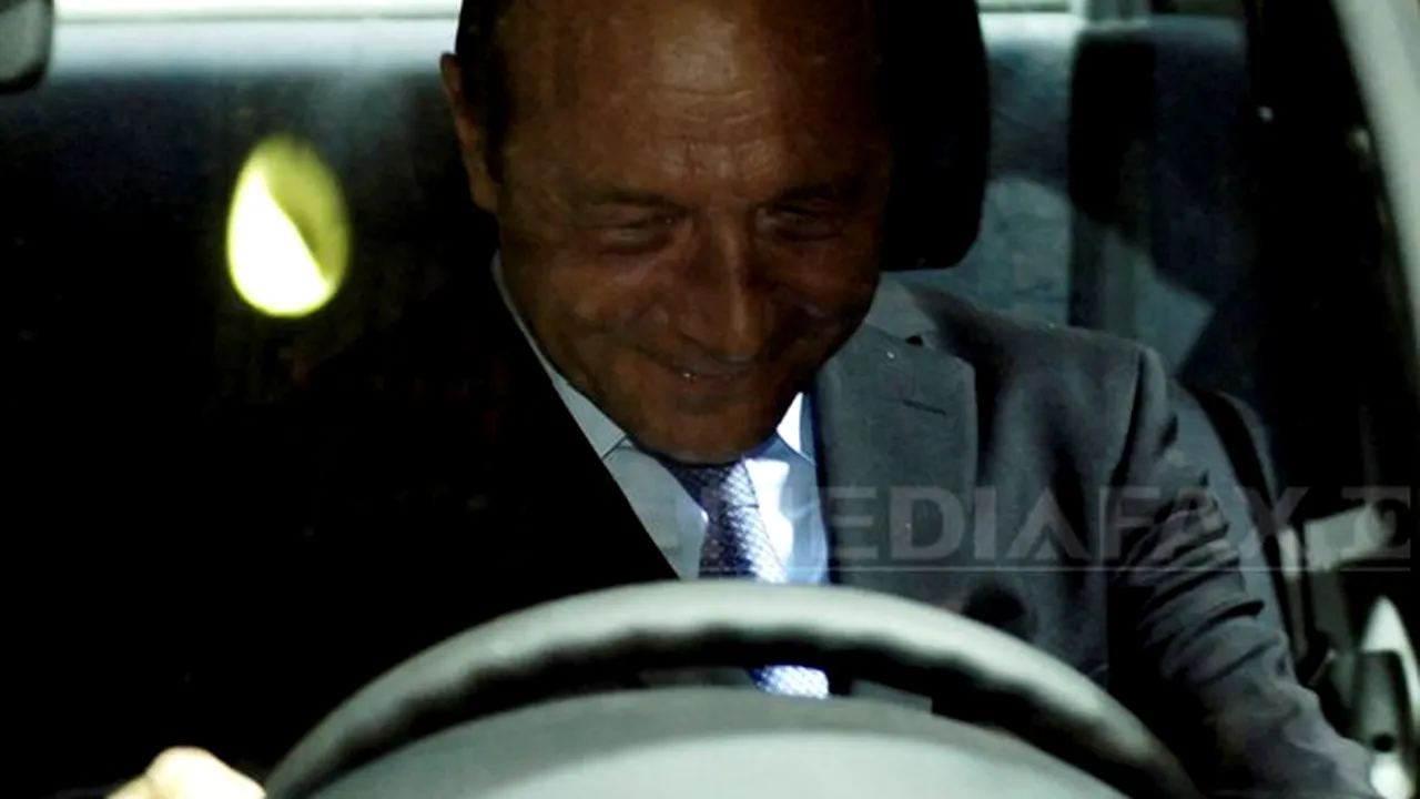 Băsescu a trecut cu Logan-ul pe lângă Guvern; la semafor a fumat şi a vorbit la telefon - VIDEO