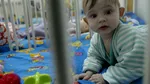 Studiu. Substanțe chimice dăunătoare creierului, eliberate de saltele în timp ce copiii dorm