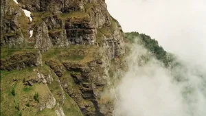 Incendiu de vegetaţie în Masivul Bucegi: Focul s-a extins, fiind vizibil staţiunile de pe Valea Prahovei