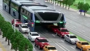 Mega autobuzul chinezesc permite automobilelor să circule sub el - VIDEO 