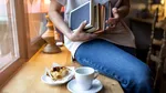O carte, câteva cafenele și o după-amiază liberă. Atât îți trebuie pentru activitatea care a cucerit TikTok-ul