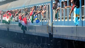 Un bărbat a fost lovit de o sticlă aruncată din tren de suporteri unguri 