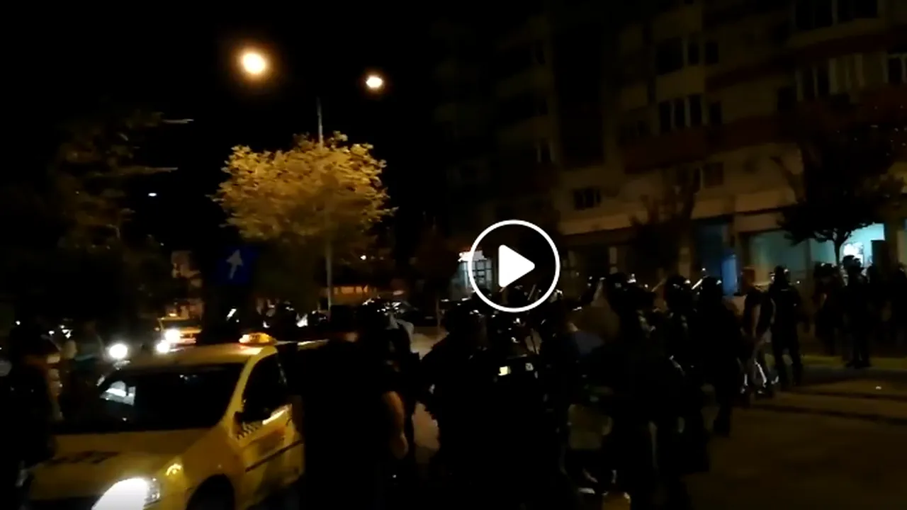 Ambasada Israelului: Patru turişti israelieni, scoşi din taxi şi bătuţi de forţele de ordine, în timpul intervenţiei din Piaţa Victoriei/ VIDEO reţele sociale
