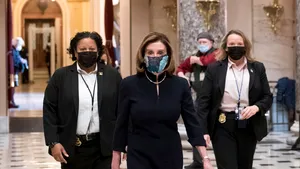 FBI investighează o femeie care ar fi furat un laptop din biroul lui Nancy Pelosi. Aceasta urma să îl vândă Rusiei