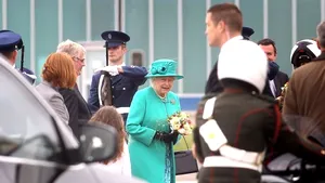 Regina Elisabeta a II-a şi-a început vizita istorică în Irlanda purtând verde, culoarea naţională