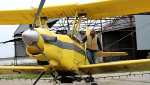 Motivul pentru care un avion a dispersat peste 400 de litri de apă sfinţită peste un orăşel din SUA. FOTO