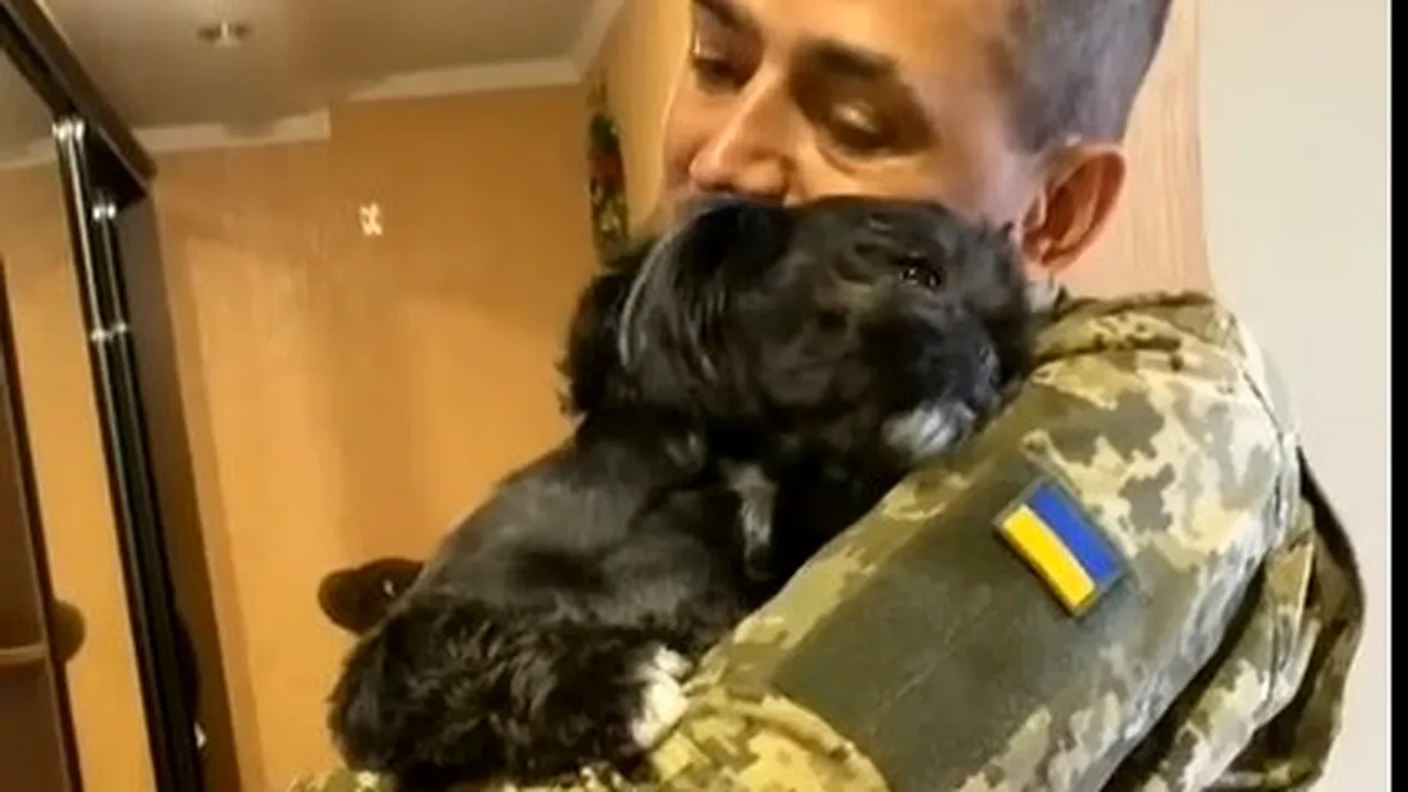 Reuniune emoţionantă dintre un soldat ucrainean şi căţeluşul său VIDEO