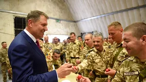 Iohannis, soldaţilor români din Afganistan: Noi, creştinii, suntem învăţaţi să ajutăm. Afganii au nevoie de prezenţa voastră - GALERIE FOTO