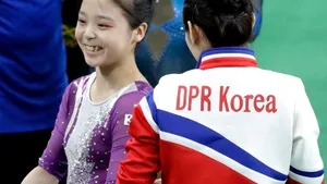 RIO 2016: Două gimnaste din Coreea de Nord şi de Sud au lăsat deoparte diferenţele politice şi au făcut un selfie împreună - FOTO
