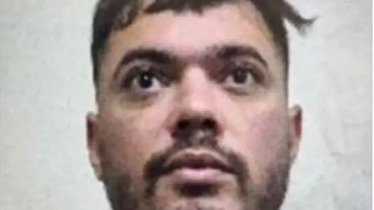 Cine este Mohamed Amra, supranumit „Musca”: cel mai căutat bărbat din Franţa are 30 de ani