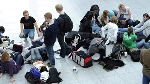 Aeroporturi din Irlanda şi Marea Britanie, închise din cauza norului de cenuşă vulcanică