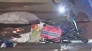 AU UCIS-O şi au mers mai departe! Femeie invalidă, lovită de TREI maşini şi lăsată să moară pe şosea - VIDEO