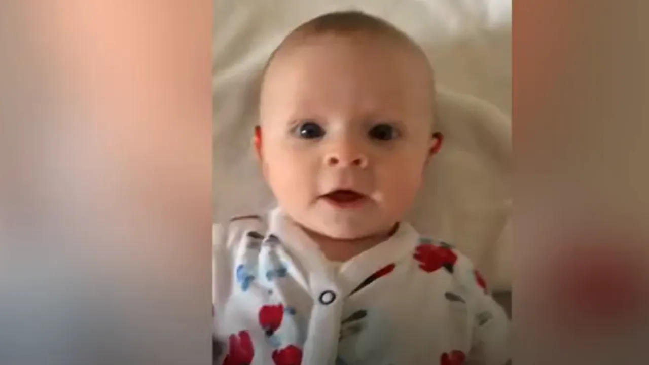 VIDEO. Momentul emoţionant în care un bebeluş surd de doar 4 luni aude pentru prima oară vocea mamei
