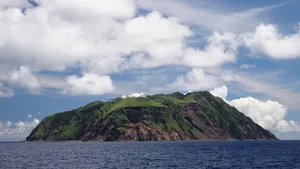 Viaţa în interiorul unui vulcan: Cum trăiesc 205 japonezi în craterul unui vulcan activ - FOTO