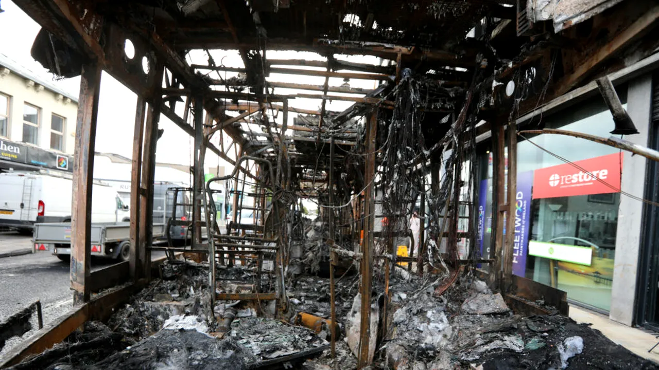Haos în Irlanda de Nord. Protestatarii au incendiat vehicule, iar poliția a intervenit cu tunuri de apă