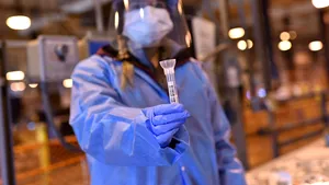 Razele soarelui distrug rapid coronavirusul, dar experţii afirmă că virusul ar putea rezista pe timpul verii