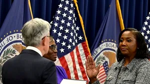 Lisa Cook rămâne guvernator FED după decizia instanței, în ciuda eforturilor lui Trump de a o demite