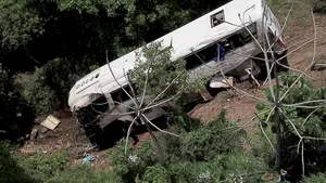 Cel puţin 18 persoane au murit în Mexic după ce un microbuz a plonjat într-o râpă