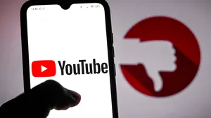 Canalul de YouTube al Senatului a fost suspendat o săptămână din cauza Dianei Şoşoacă. În ce condiţii îl vor închide definitiv