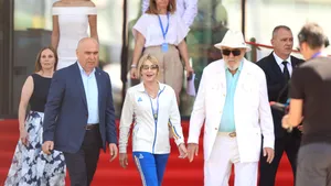 UPDATE: Ceremonia de inaugurare a sălii de gimnastică a Nadiei Comăneci, GymNadia. Nadia Comăneci: Este o investiție pentru tineretul de astăzi. Bolojan: Oamenii care fac performanță funcționează pentru noi ca niște locomotive