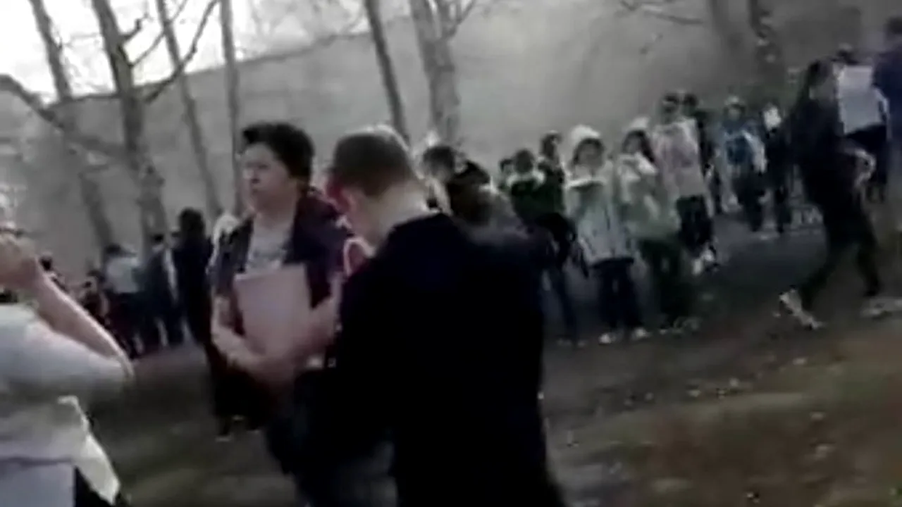 Un nou atac într-o şcoală din Rusia: Două persoane tăiate cu cuţitul de un elev