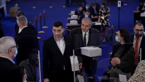 AUR în Parlament: Reprezentanţii Alianţei pentru Unirea Românilor au îndeplinit formalităţile necesare preluării mandatelor de parlamentari. FOTO
