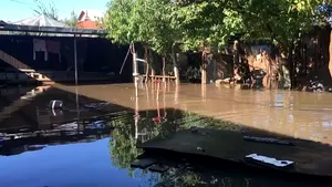 Pompierii prahoveni se luptă de 24 de ore să scoată apa din zeci de gospodării - GALERIE VIDEO