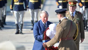 GALERIE FOTO, VIDEO Prinţul Charles a fost primit la Palatul Cotroceni de preşedintele Klaus Iohannis/ Moştenitorul Coroanei Britanice a depus flori la Mormântul Eroului Necunoscut