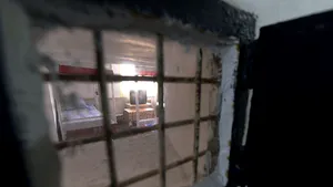 Revolte în penitenciare: La Bistriţa deţinuţii au urcat pe acoperiş şi aruncă cu sticle în gardieni, iar la Vaslui refuză hrana şi scandează lozinci - VIDEO