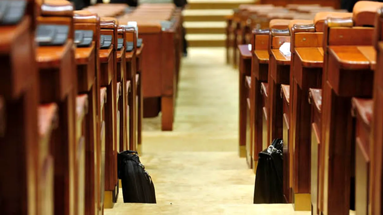 Comisia pentru Constituţie: PDL şi Independenţi-10 membri, UDMR- 2, PSD- 8, PNL- 4, Minorităţi-1