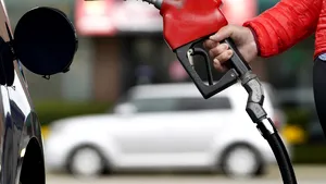 Braşov: O tânără fără permis a furat o mașină, a alimentat fără să plătească și a fugit de poliție