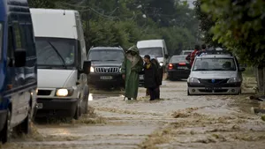 În Bacău plouă de peste 10 ore. Drum acoperit de ape/ Cod de INUNDAŢII, în vigoare, în şase judeţe