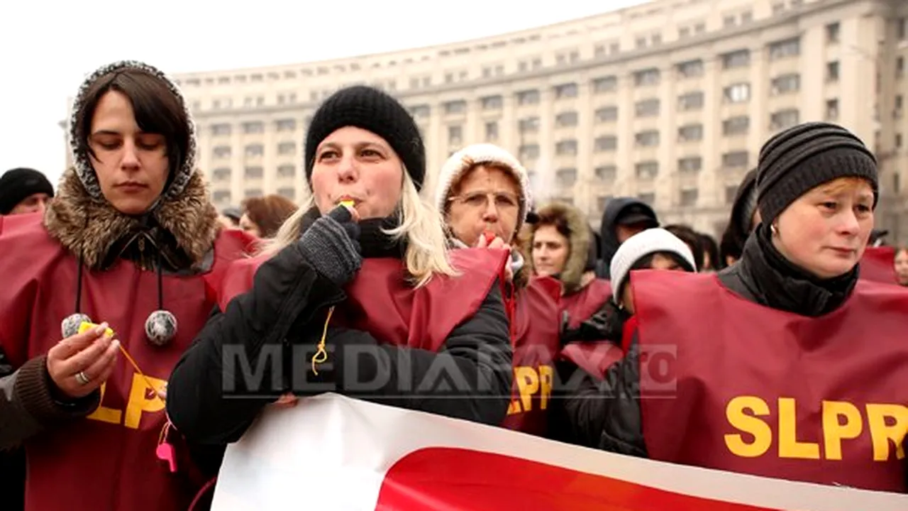 Zeci de sindicalişti au pichetat Poşta Română. Conducerea i-a invitat la dialog