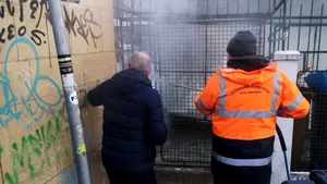 Pereţii cu graffiti din Cluj-Napoca vor fi curăţaţi cu o instalaţie ecologică pe bază de apă şi abur. Cât de eficientă este: imagini înainte şi după | FOTO