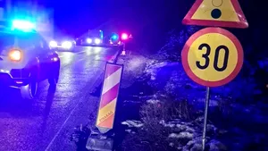 Restricţii pe DN 7 - Valea Oltului: fisuri în asfalt, în zona unde s-a surpat drumul 