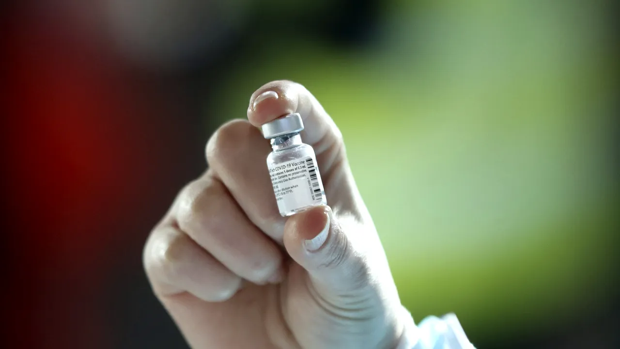 Trei pe un loc, la vaccin. Managerul unui spital s-a trezit cu 200 de programări pe zi, deşi poate vaccina doar 60 de pacienţi