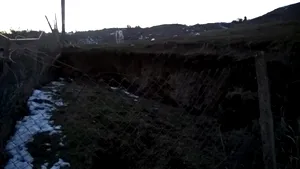 O alunecare de teren pune în pericol 19 gospodării dintr-o comună din Vrancea după ce a blocat parţial râul Râmnicu-Sărat