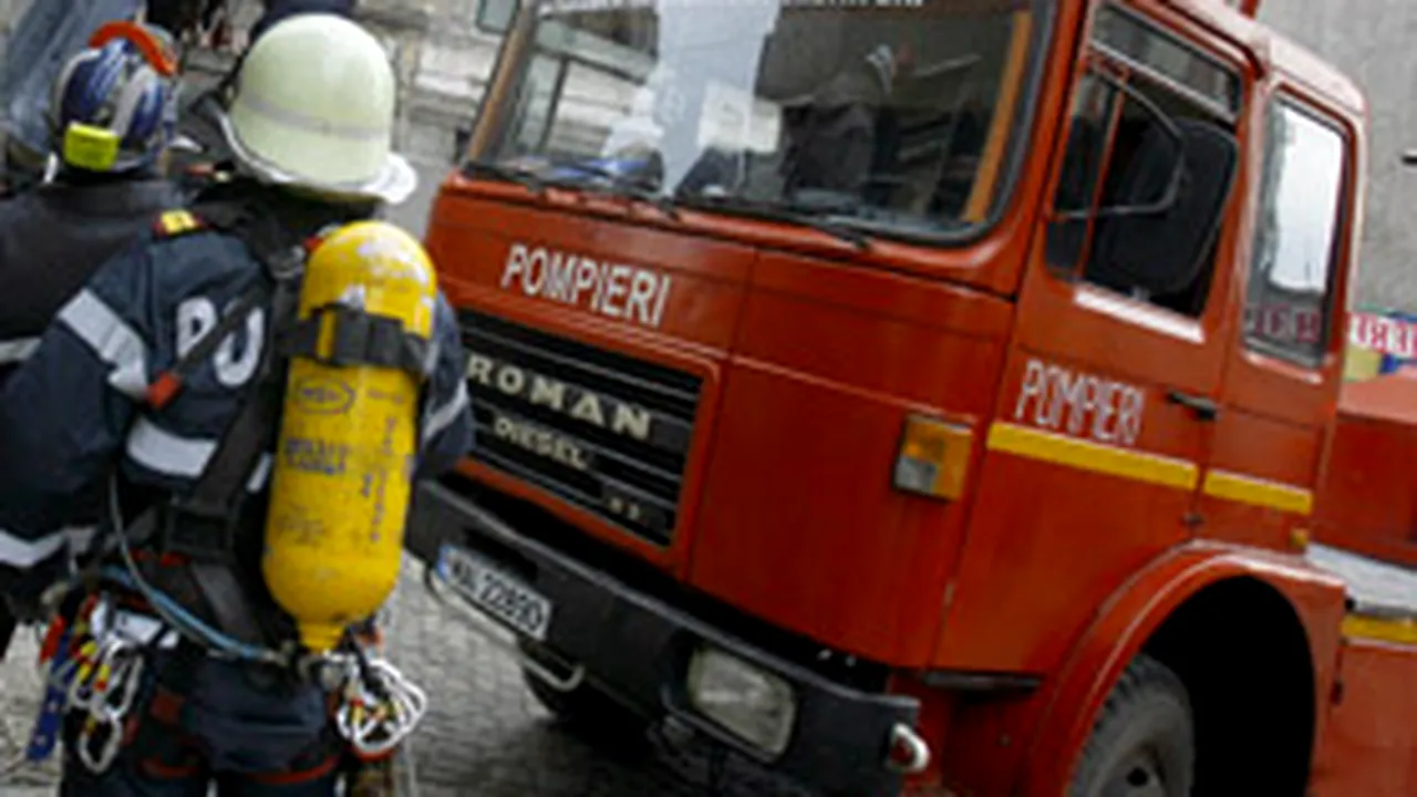 Intervenţie a pompierilor pentru stingerea unui incendiu la o casă din sectorul 4