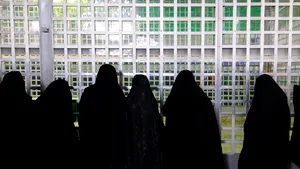 GHID al femeilor din gruparea teroristă Stat Islamic: Fetele se pot căsători la 9 ani şi nu trebuie să părăsească celula din casă - VIDEO