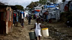 Peste 800.000 de haitieni locuiesc în continuare în tabere, la un an de la cutremur