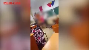 Doi elevi au fost filmaţi când se lovesc cu pumnii şi picioarele în sala de clasă. Poliţia face anchetă. VIDEO