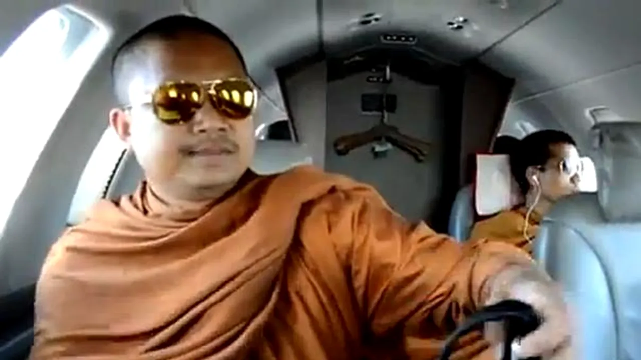Călugări budişti din Thailanda, criticaţi după ce au fost filmaţi într-un avion privat - VIDEO