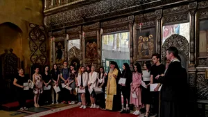 17 tineri cu media 10 la bacalaureat, premiaţi cu câte 1.000 de lei de mitropolitul Andrei Andreicuţ