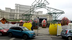 GALERIE FOTO, VIDEO Capitala, decorată pentru prima dată cu ouă de Paşti. Bucureştean: Nu ştiu dacă era nimerită investiţia, dar arată bine