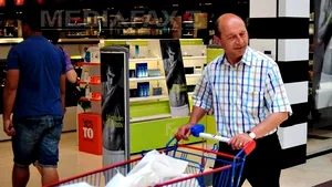 Băsescu a făcut cumpărături într-un hiperrmarket din Bucureşti