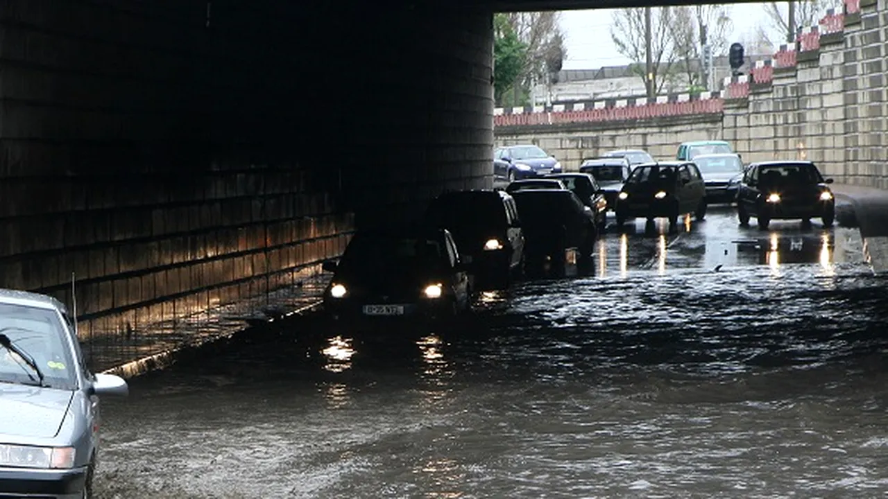 Ruperi de nori, sâmbătă dimineaţă în Iaşi. Traficul rutier, blocat 