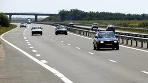 Trafic blocat pentru scurt timp pe A1 din cauza unui incendiu de mirişte